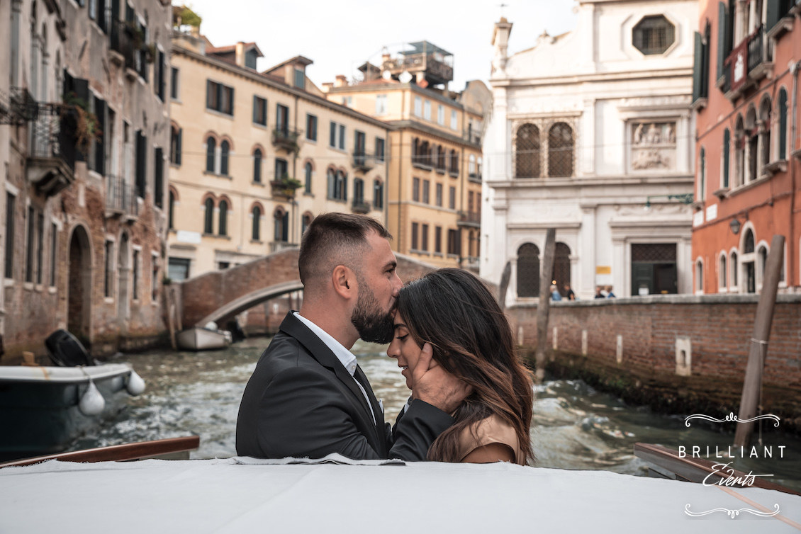 Proposta di matrimonio in gondola la sorpresa più romantica a Venezia