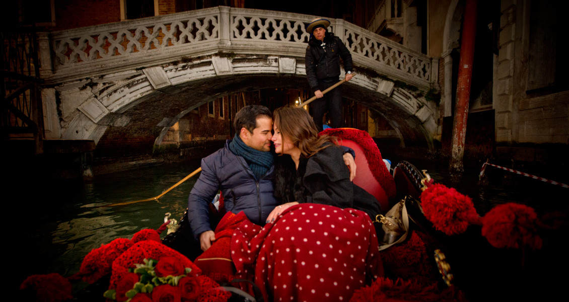 Proposta di matrimonio a Venezia di notte in gondola 