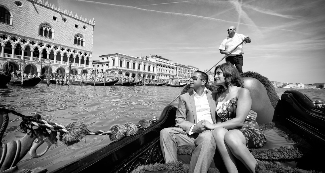 La romantica proposta di matrimonio a Venezia di Rikesh a Rita