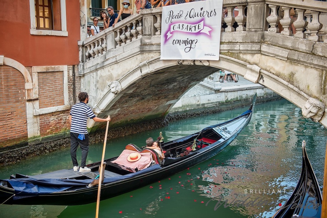 01d Chiedere la mano in una gondola a Venezia