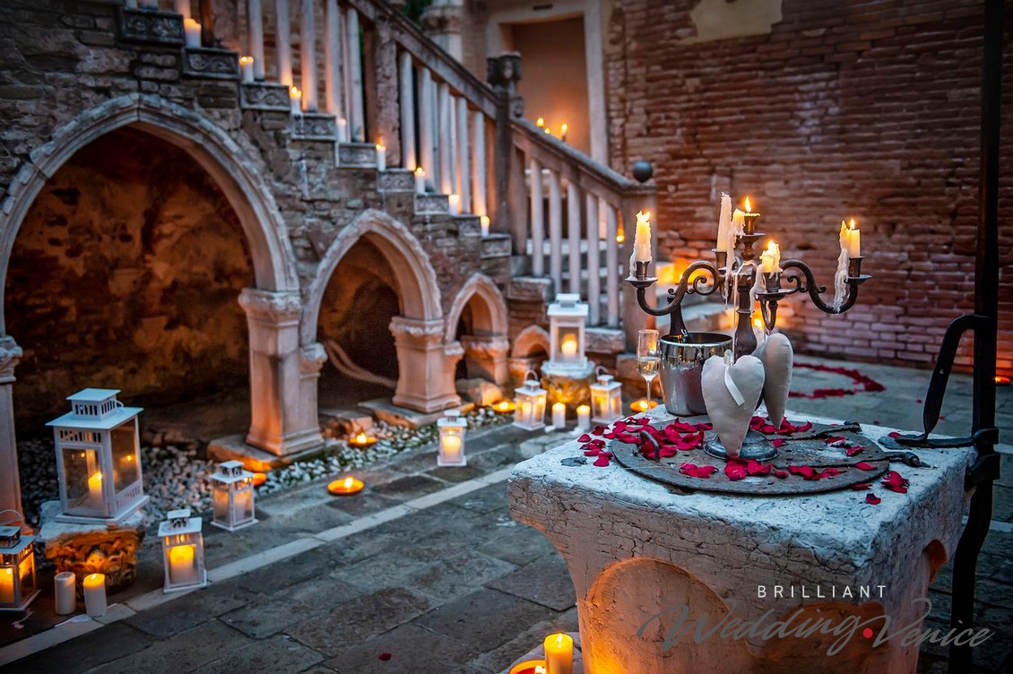 000b Fidanzarsi a Venezia in una splendida corte illuminata dalla luce del tramonto
