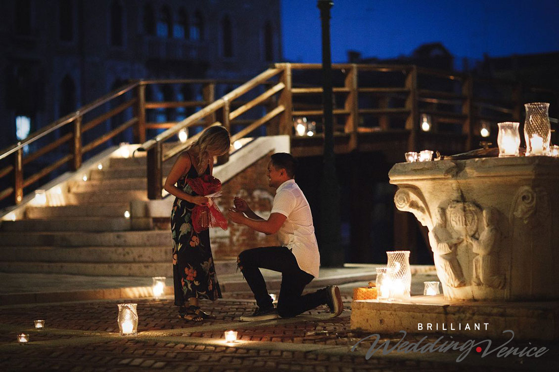 Proposta di matrimonio in un romantico campiello