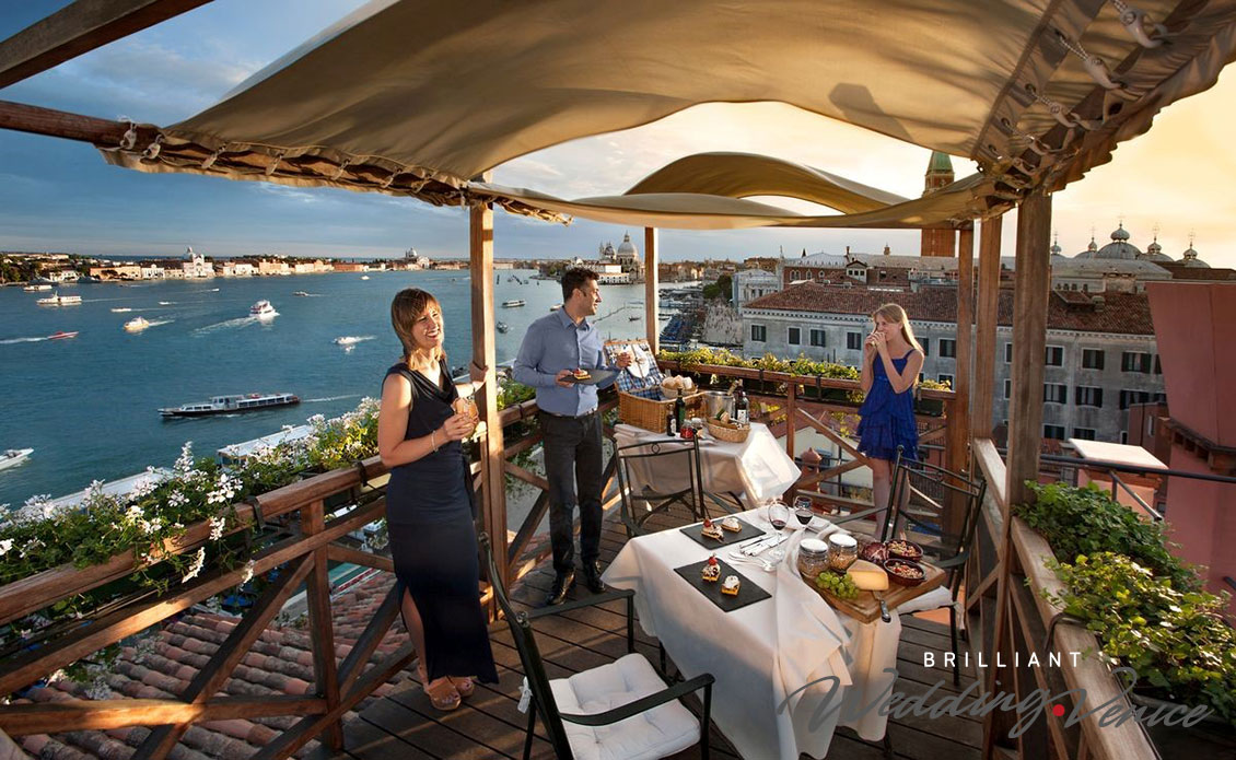 Proposta di matrimonio in una romantica terrazza