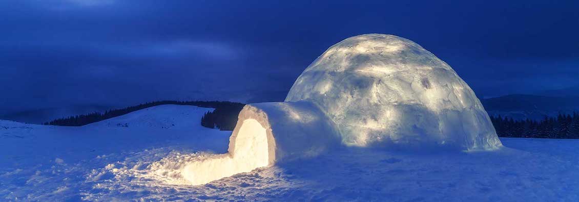 La proposta di matrimonio più romantica in un igloo di neve con vista sulle Dolomiti
