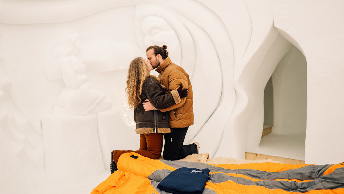 Proposta di matrimonio romantica in un igloo