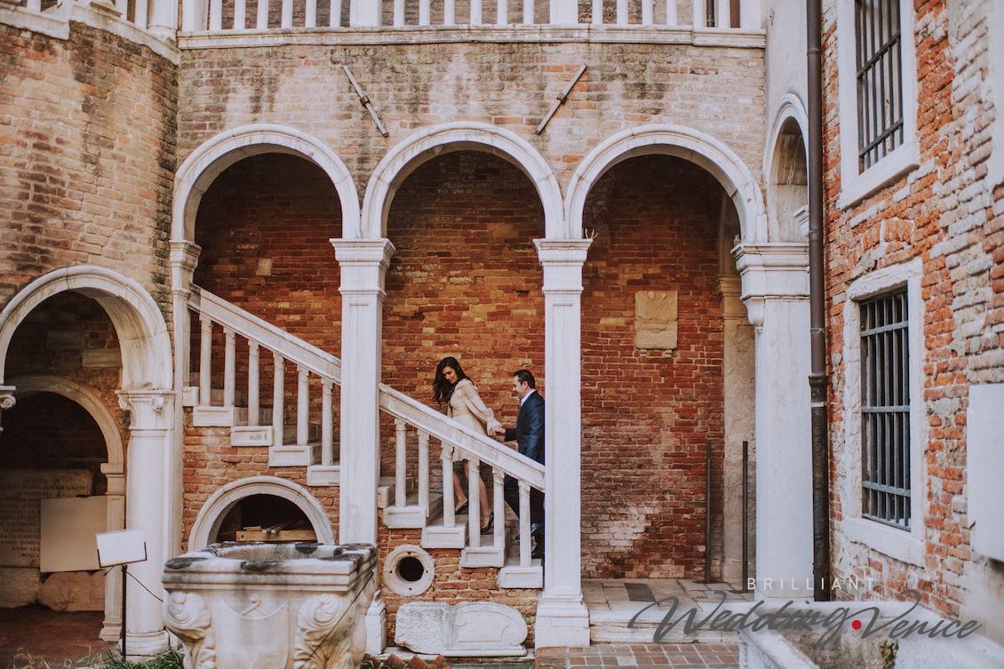 Proposta di matrimonio su una romantica scalinata a Venezia
