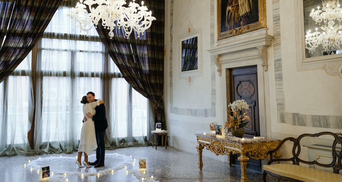 Elegante proposta di matrimonio in un palazzo a Venezia