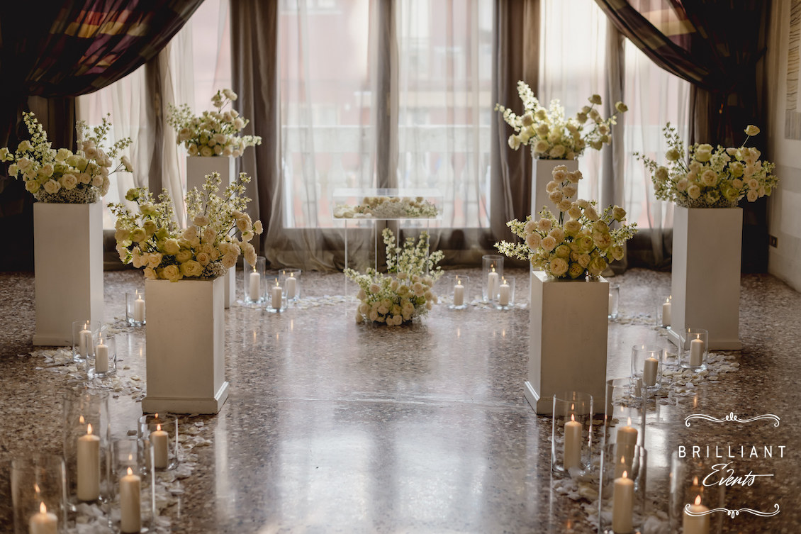 Allestimento floreale elegante per proposta di matrimonio
