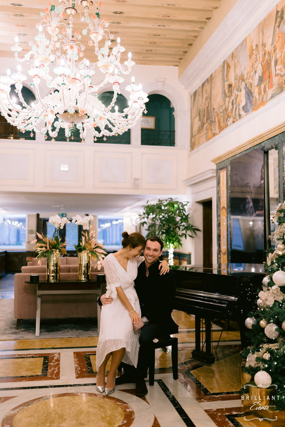 Romantica proposta di matrimonio in un palazzo di lusso a Venezia