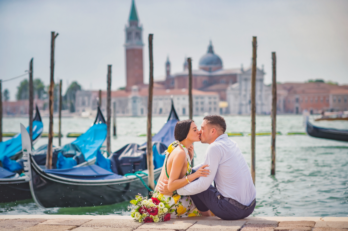 proposta di matrimonio in gondola con banner
