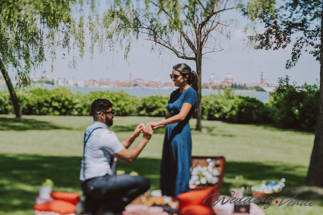 000c Romantica proposta di matrimonio durante un picnic a Venezia