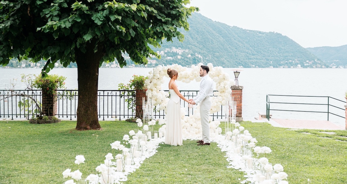 La proposta di matrimonio romantica sul Lago di Como: il cuore bianco di fiori nella villa più esclusiva