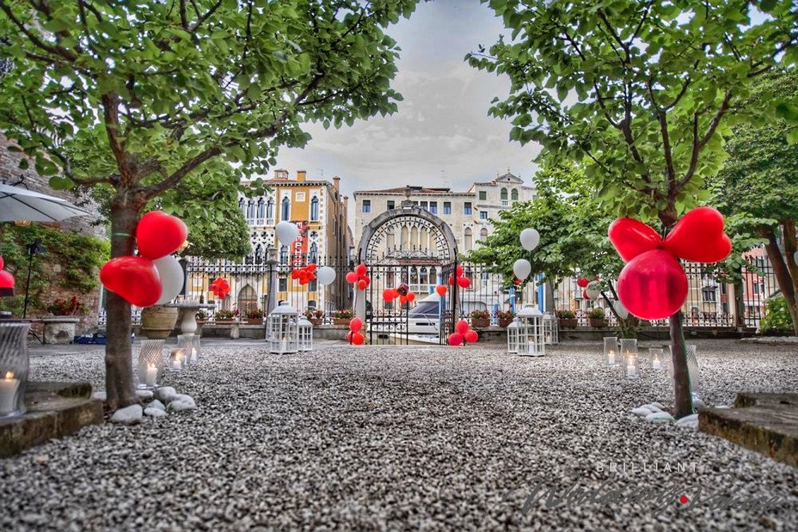 Proposta di matrimonio in un giardino segreto a Venezia