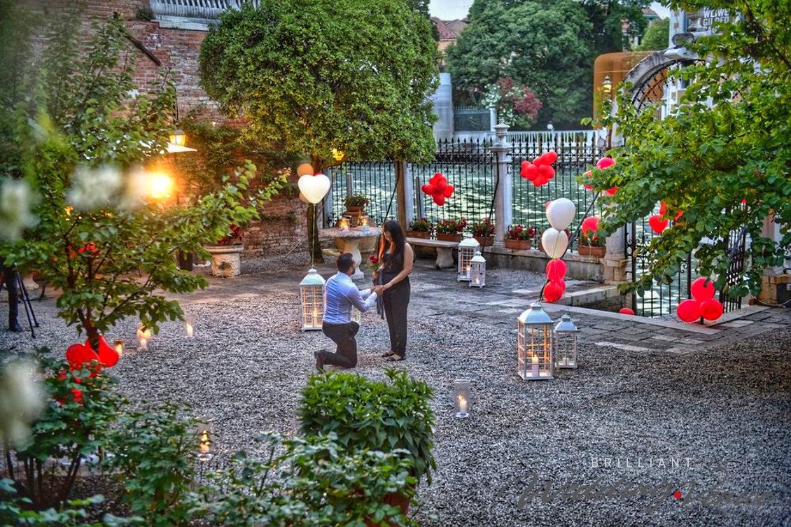 Proposta di matrimonio in un giardino segreto a Venezia