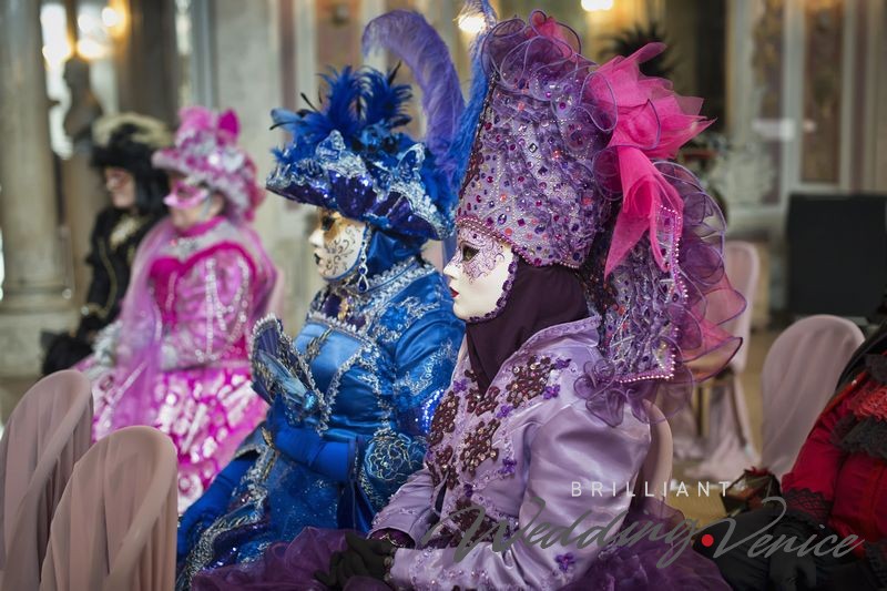 Matrimonio a palazzo con costumi di carnevale