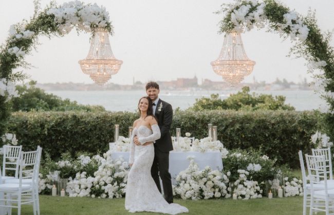 Matrimonio al JW Marriott Venice con una scenografica decorazione di lampadari incantevoli