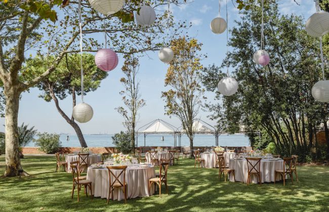 La cerimonia di matrimonio simbolico nei giardini del San Clemente Palace Kempinski a Venezia